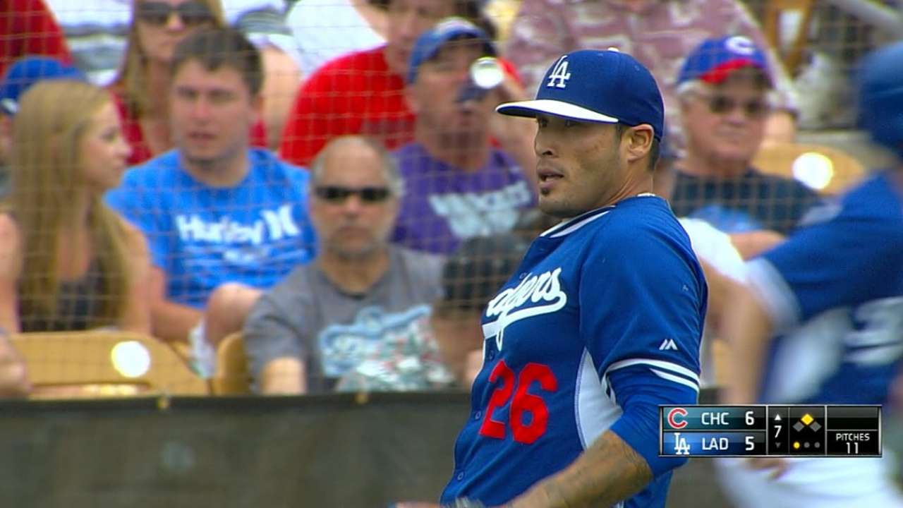 Dodgers add veteran reliever Santos