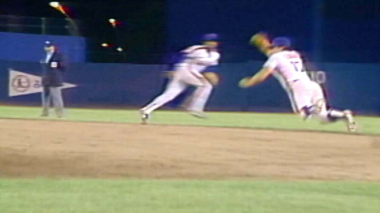 Hernandez robs Ozzie of a hit