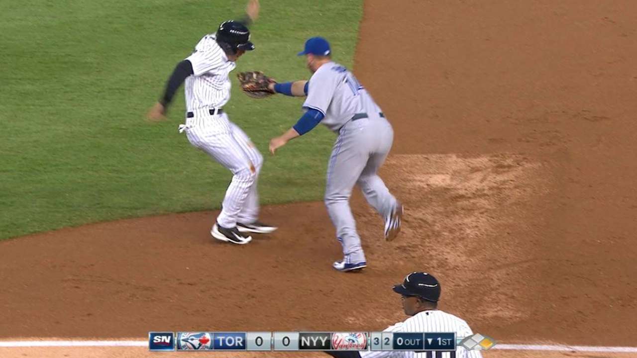 Dickey's 1st-inning pickoff