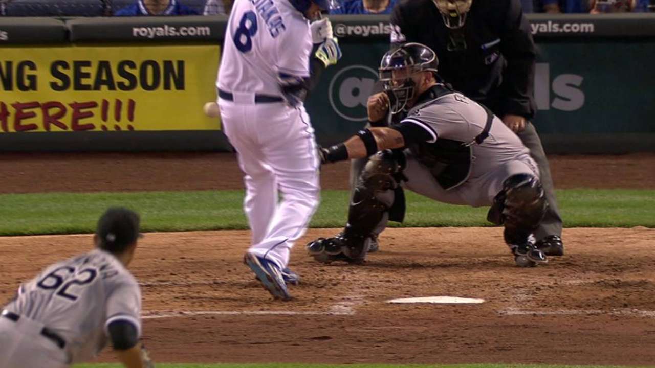 Moustakas hit by Quintana