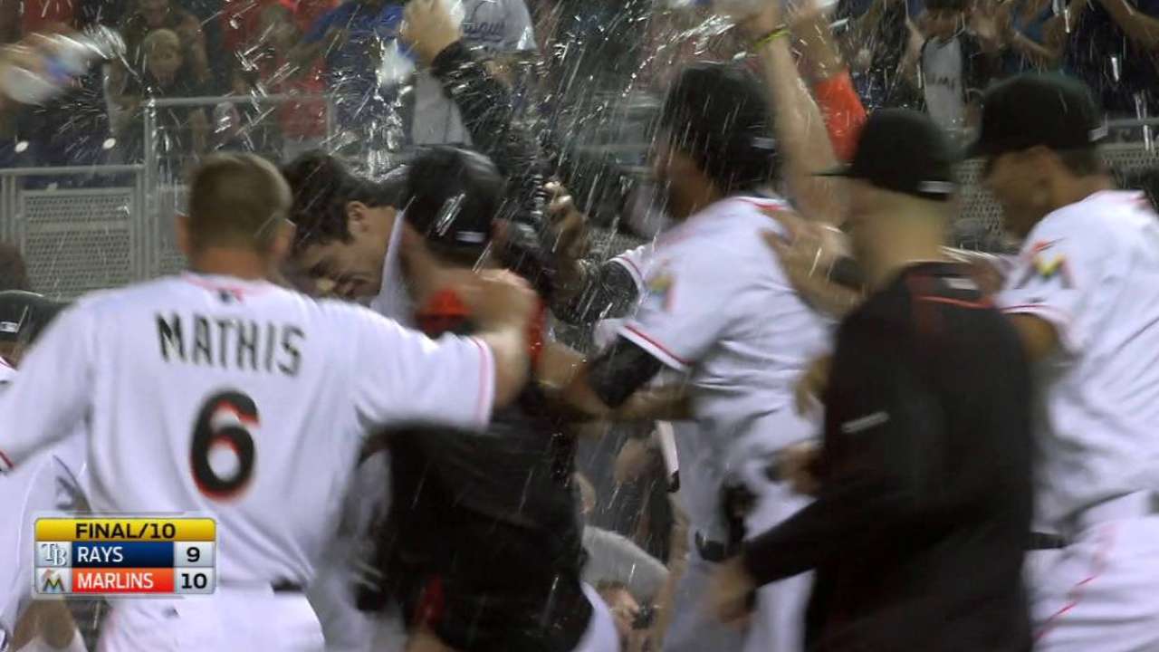 Marlins ganan con imparable de Yelich en la 10ma