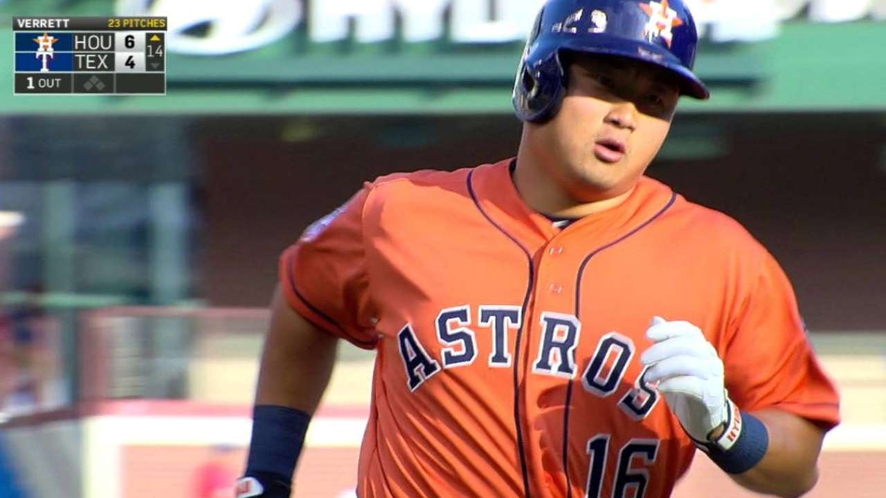 Springer, Conger impulsan a Astros en extrainnings