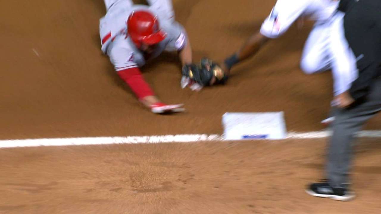 Out call at third stands in 4th