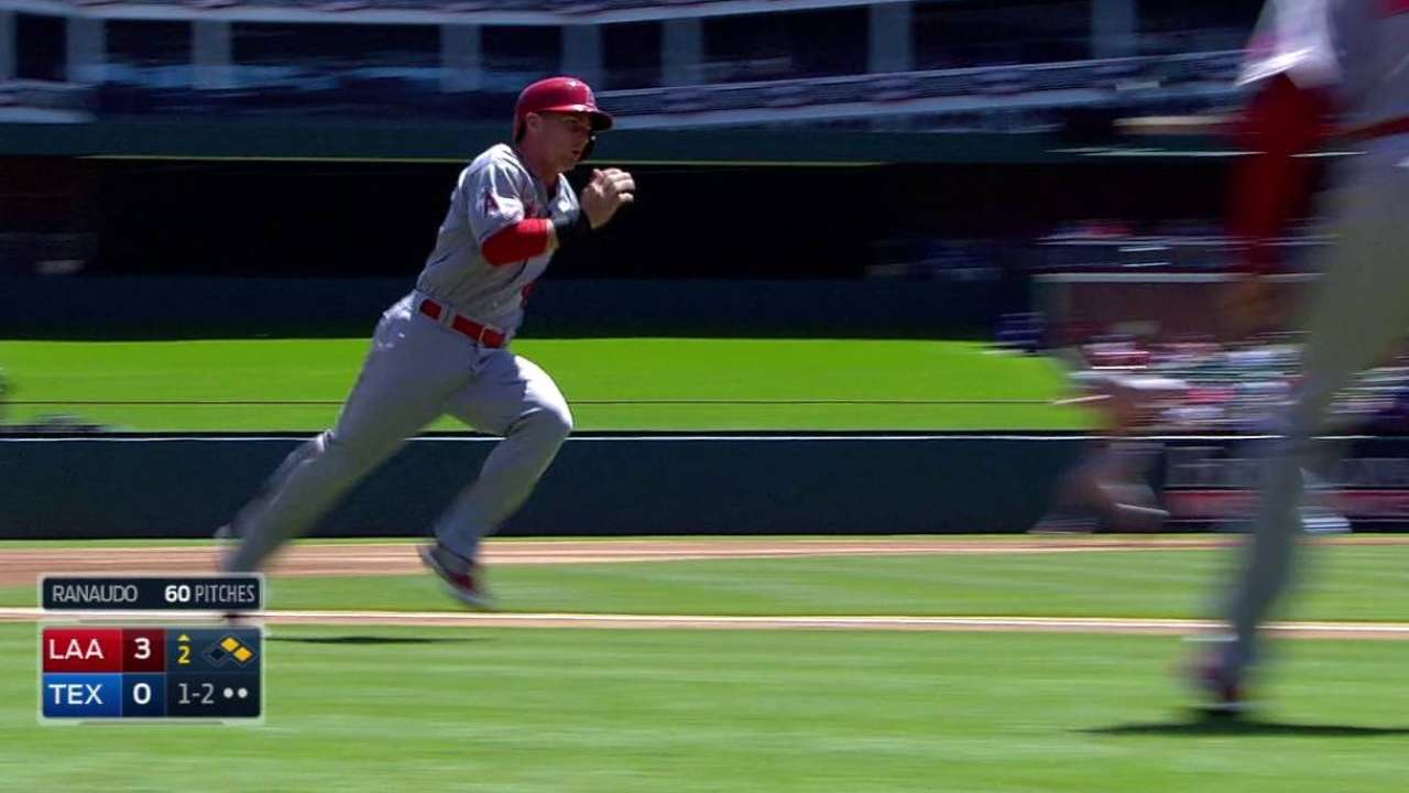 Pujols singles in a run