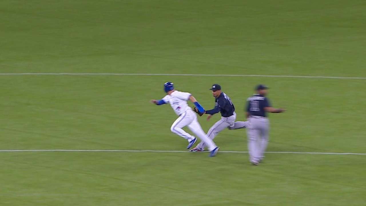 Braves nab Pillar in a rundown