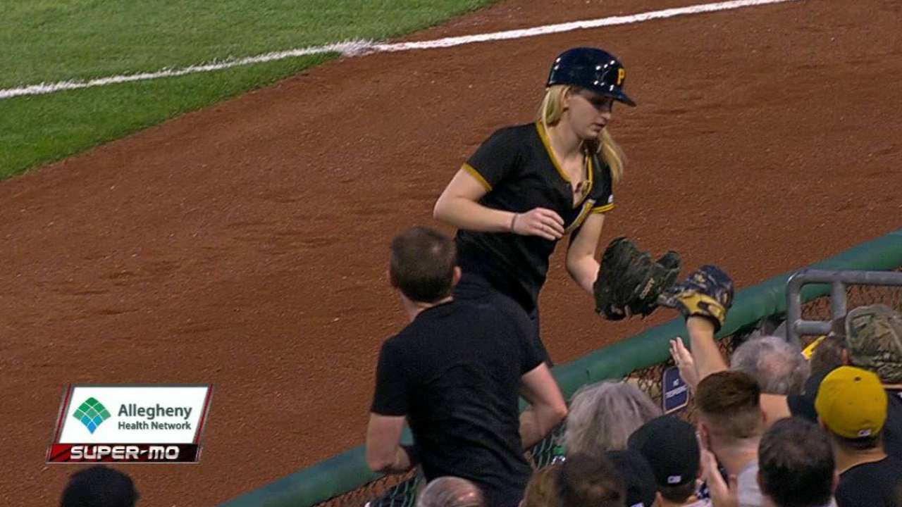 Ballgirl wins over crowd