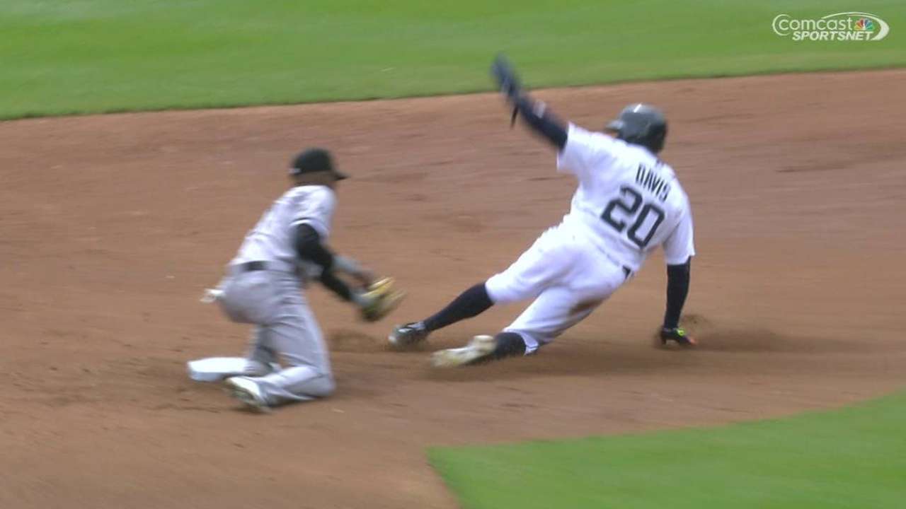 Quintana picks off Davis
