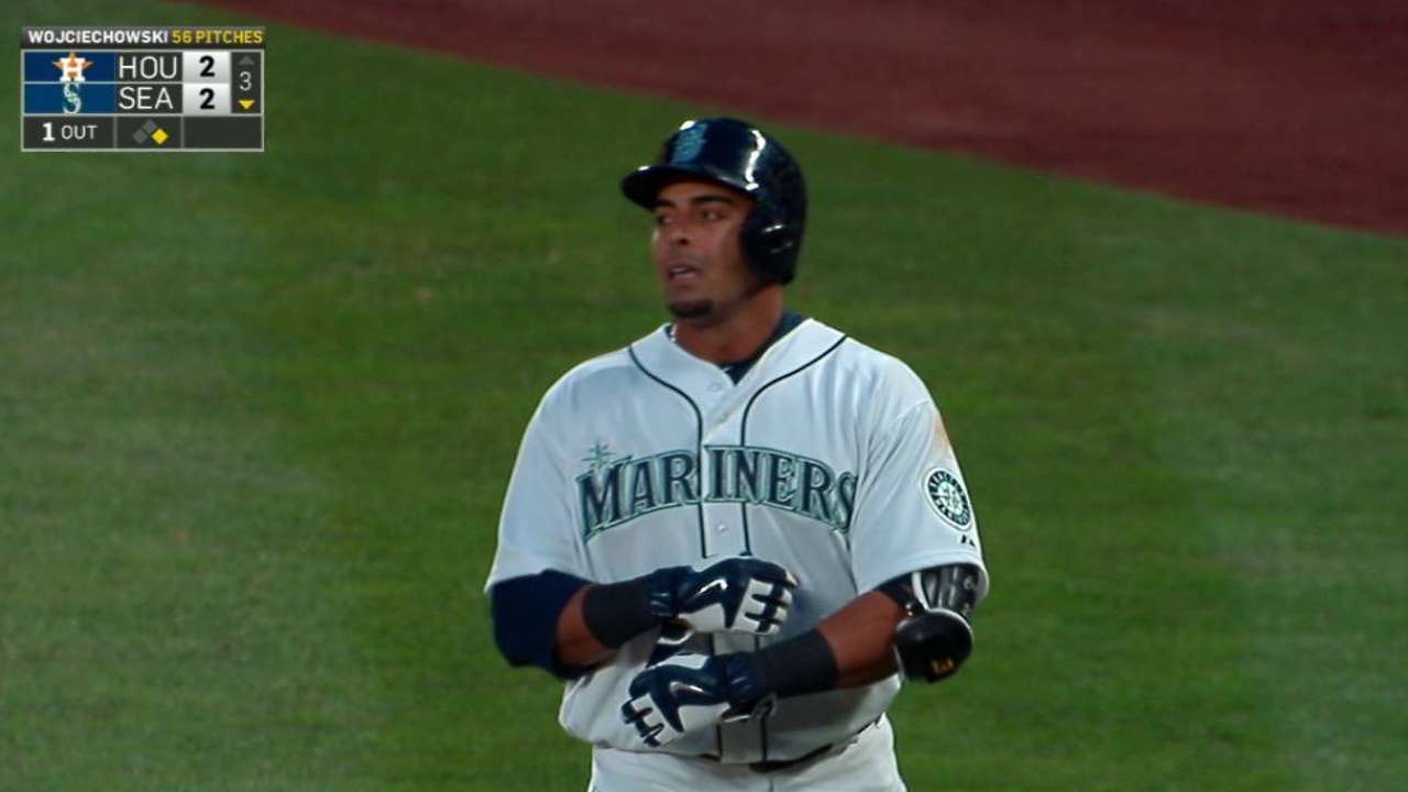 Cruz's RBI infield single