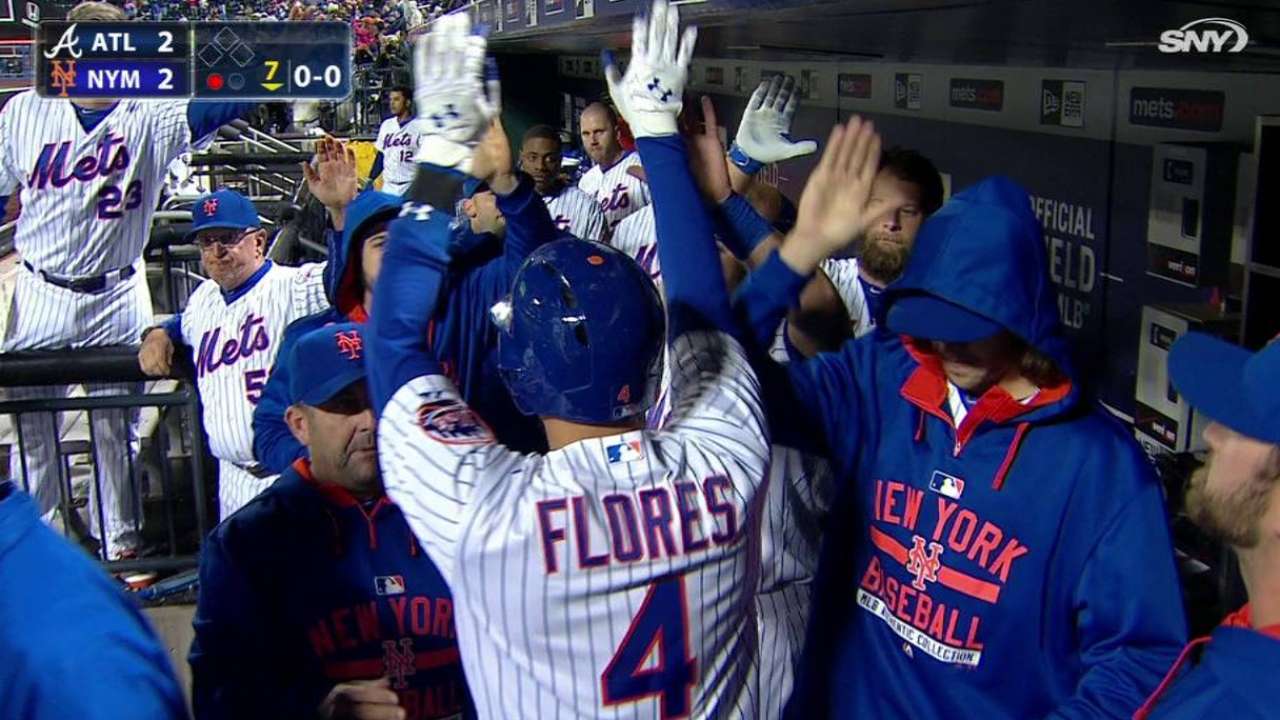 El bate de Flores ayudó a Mets a seguir encendidos