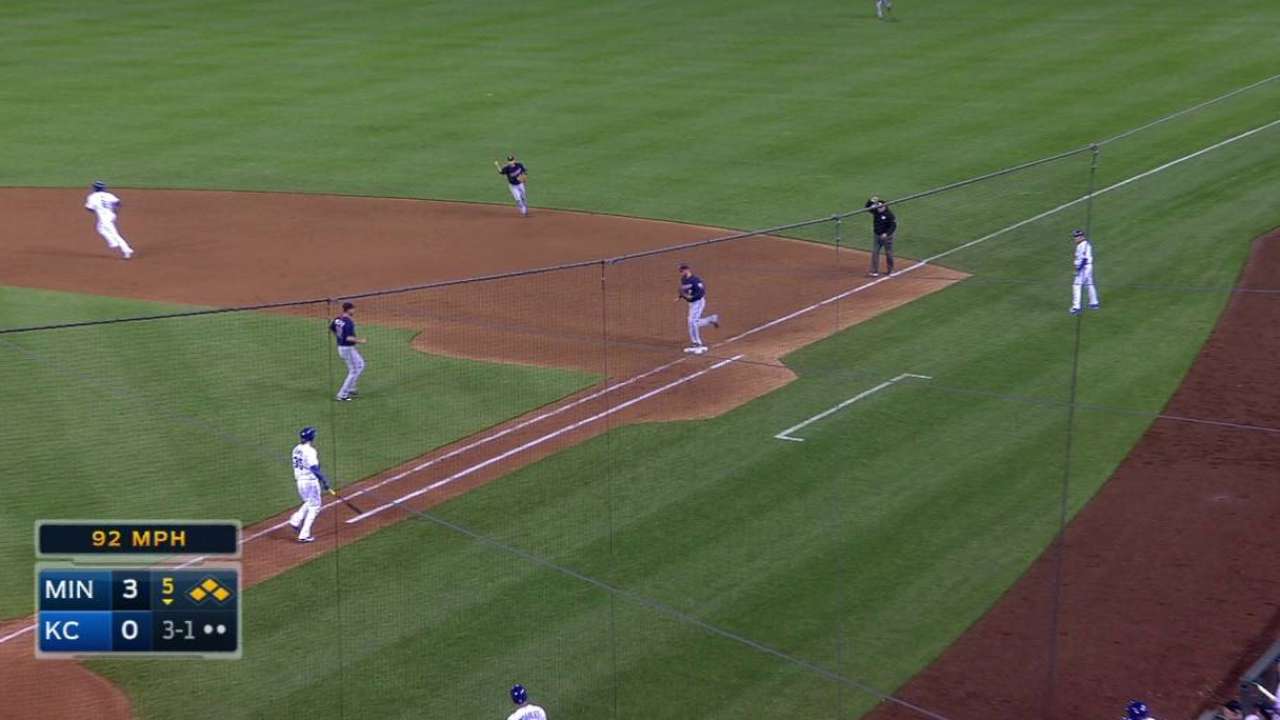 Pelfrey escapes bases-loaded jam