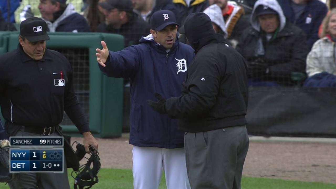 Yankees score on balk; Ausmus ejected