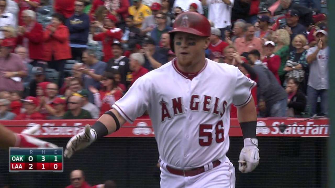 Tropeano y Calhoun guiaron a Angelinos sobre Oakland