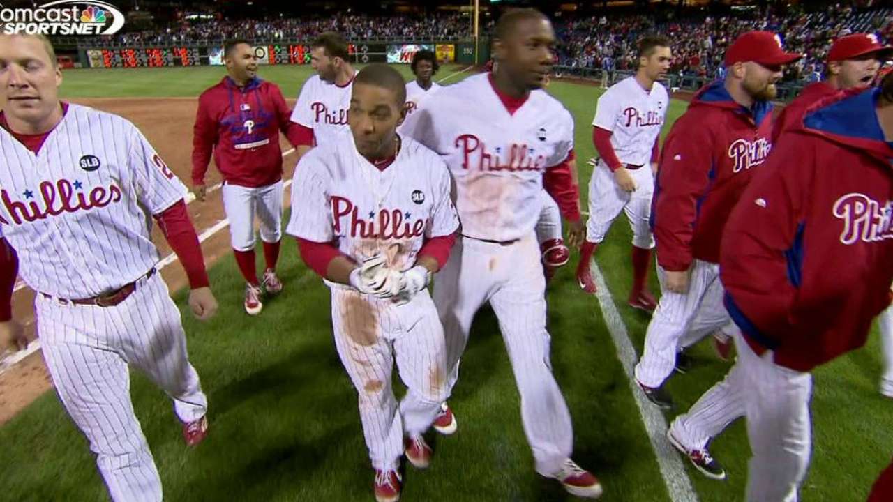 Harang, Galvis help Phillies get walk-off win over Braves