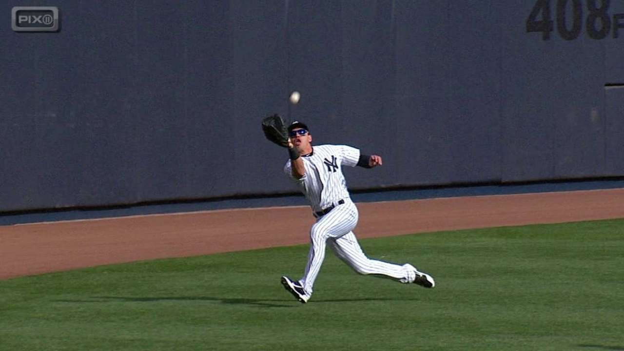 Ellsbury exits game early due to hip tightness