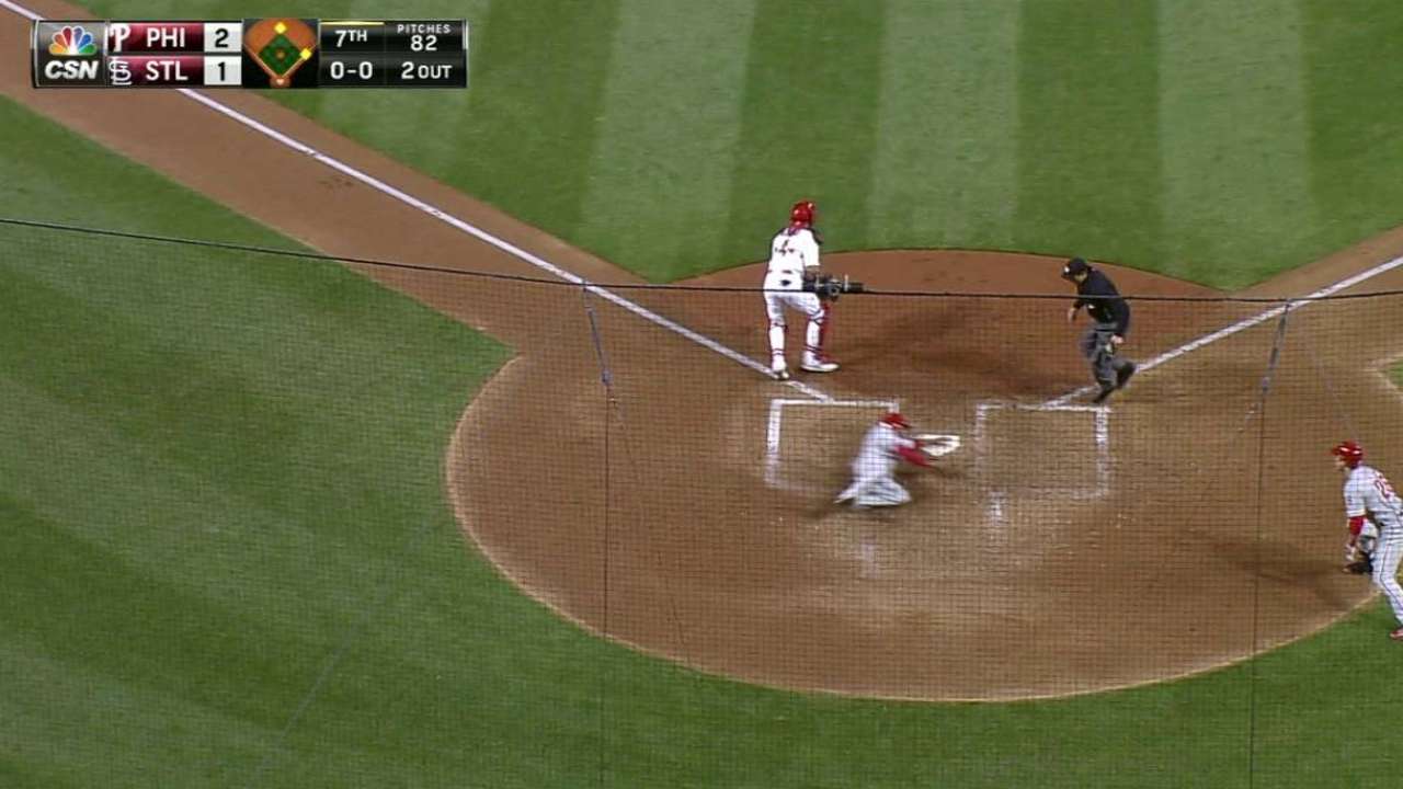 Cole Hamels domina y Filis derrotan a Cardenales