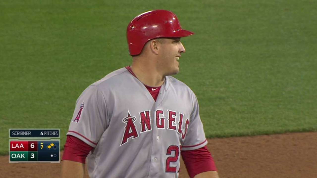 Angels superan a Atléticos pero Pujols se lastima