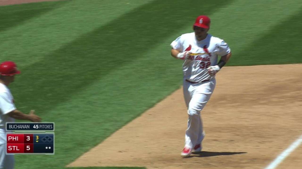 El bate de Adams impulsó a Cardenales sobre Filis