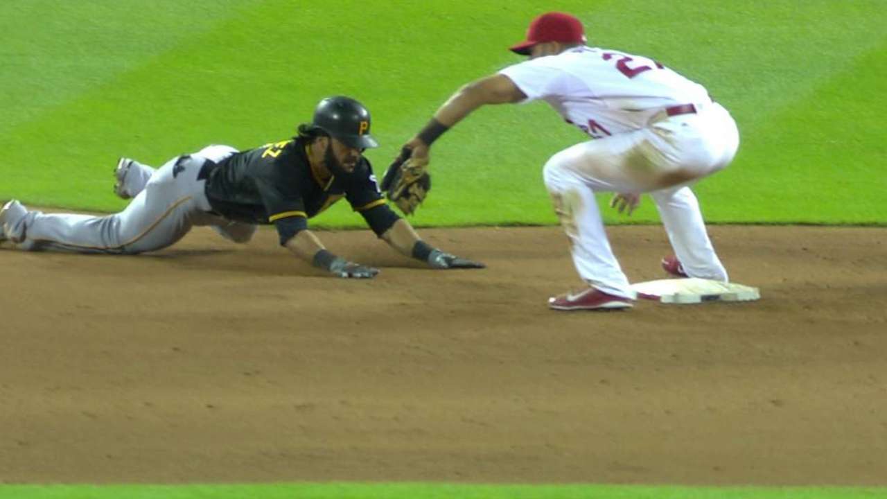 Heyward throws out Rodriguez