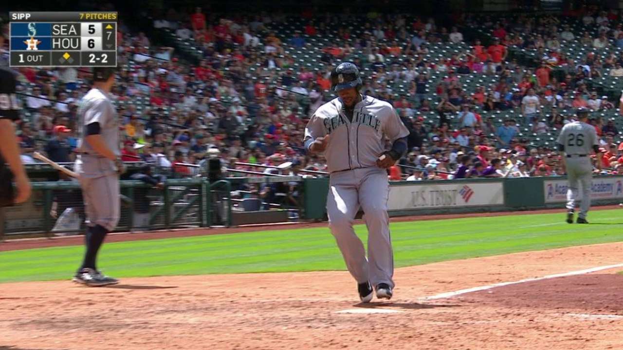 Mariners tie game in 7th