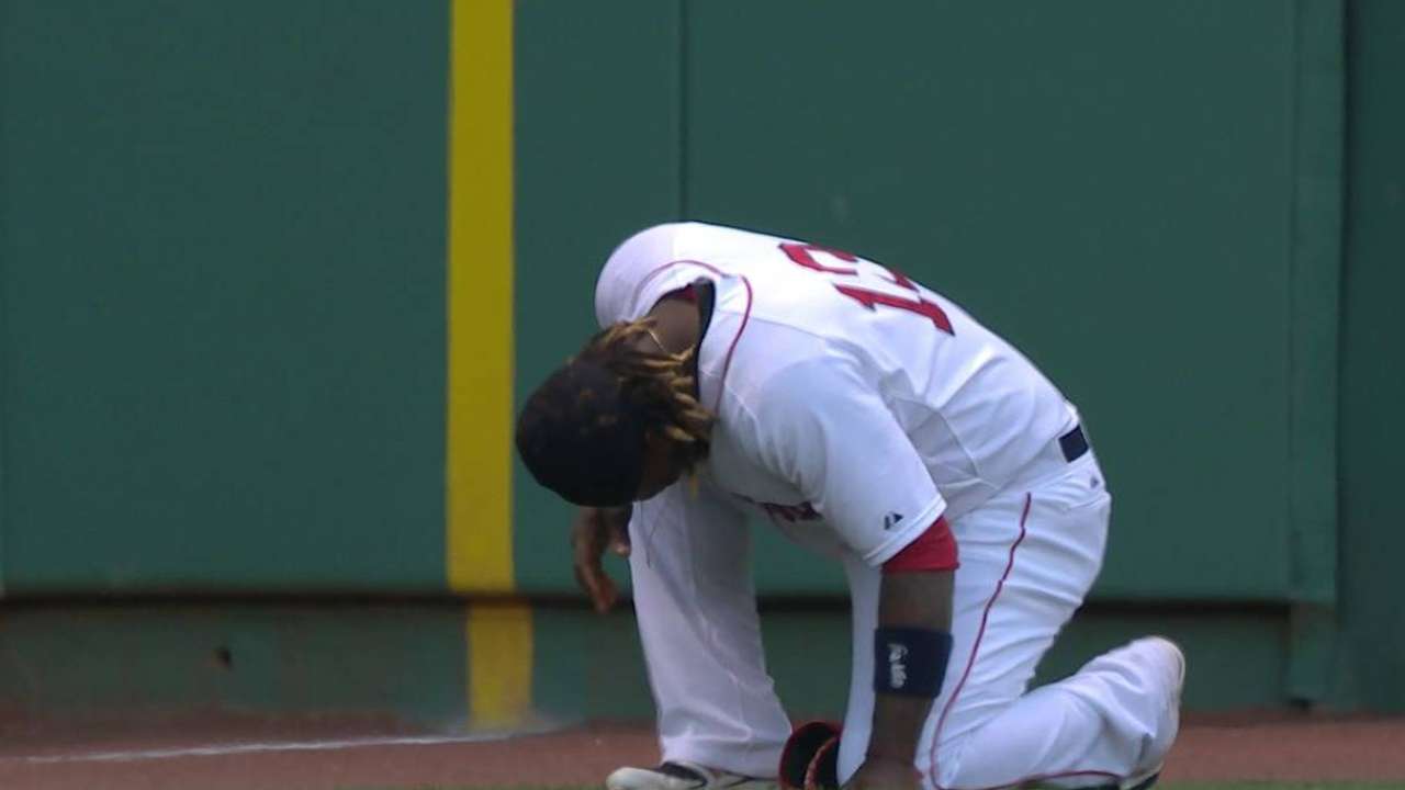 Hanley sale de juego tras chocar contra el muro
