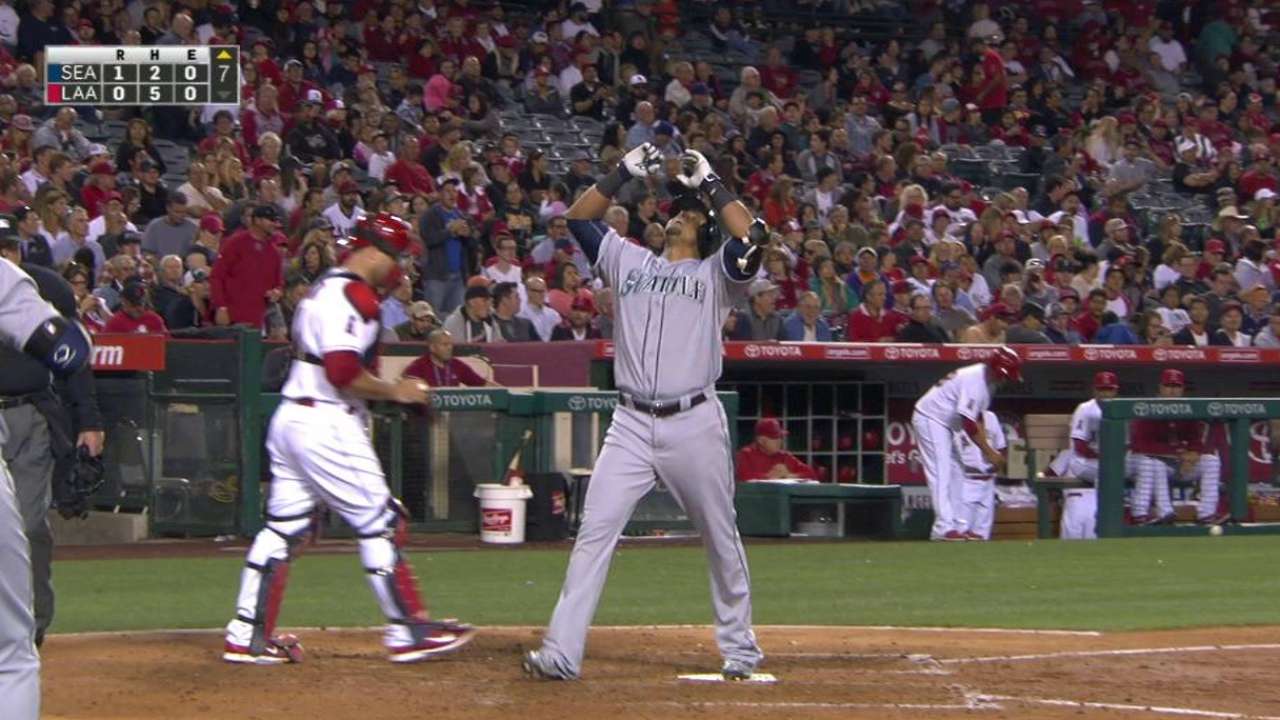 Cruz's solo homer