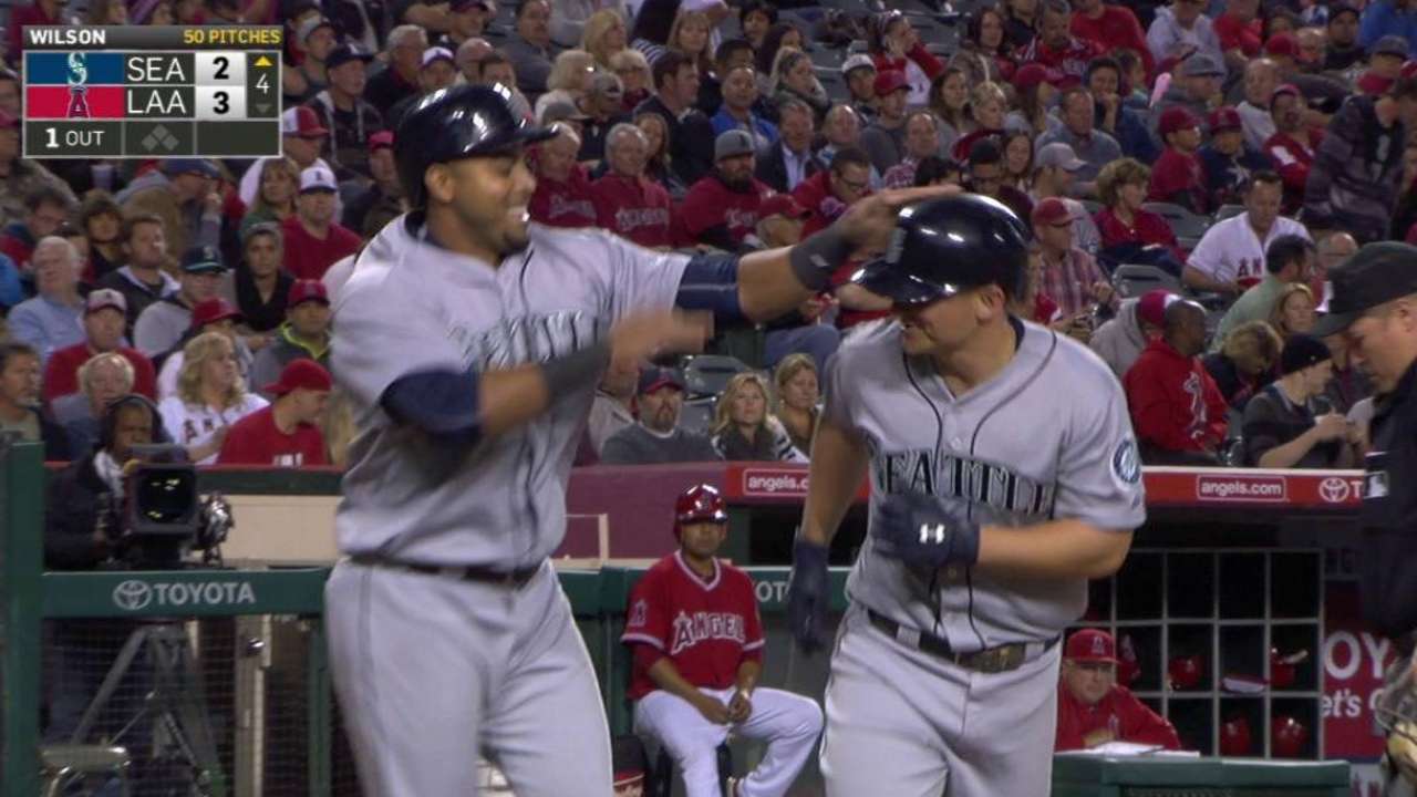 Seager's two-run homer