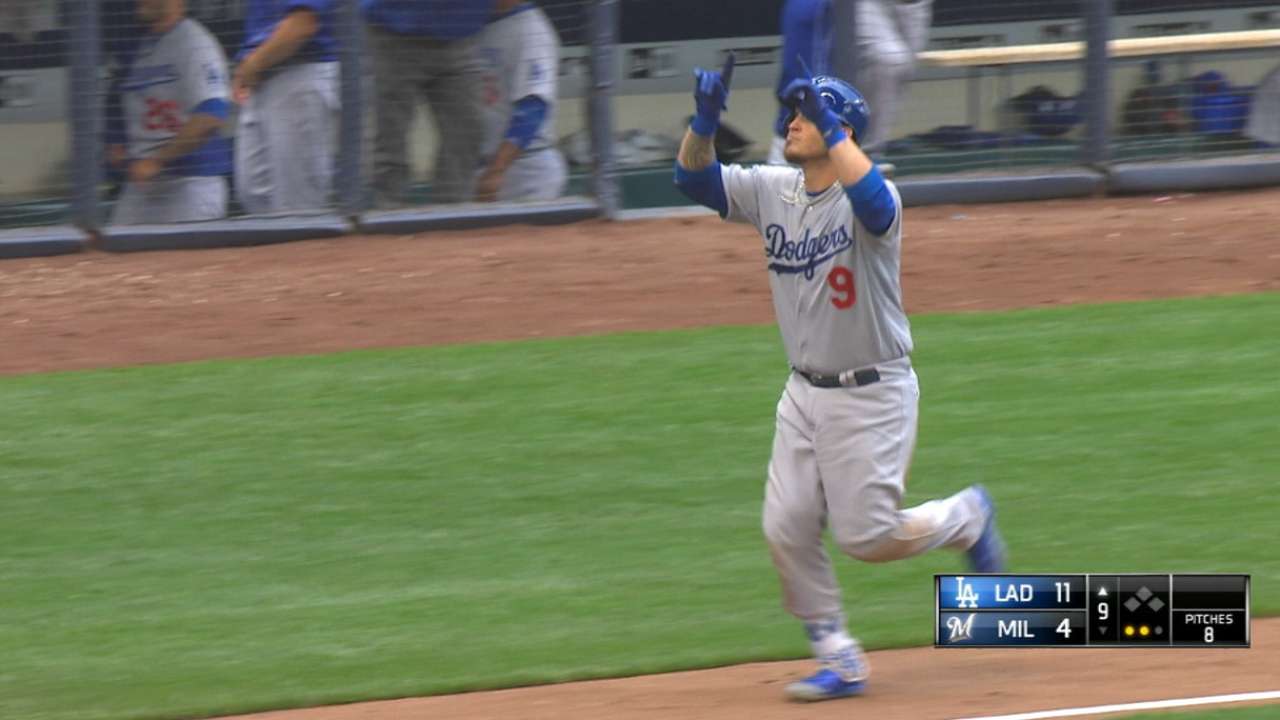 Taking cue from Donnie, Grandal swinging hot bat