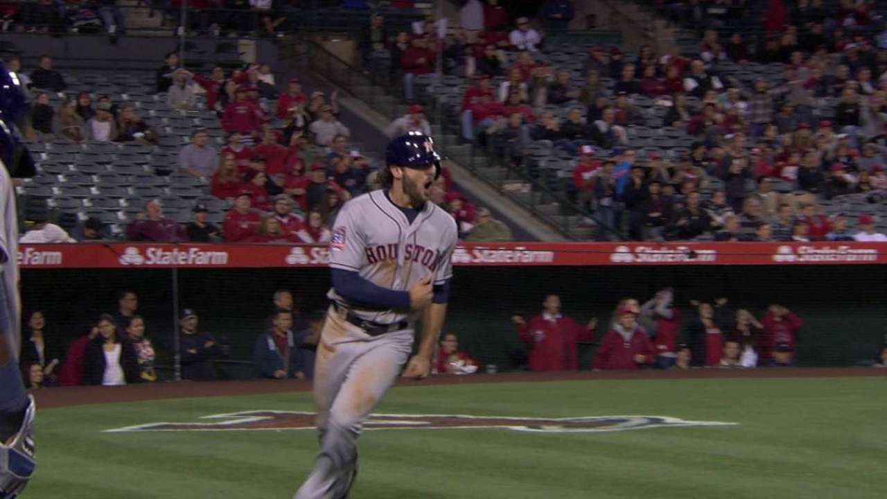 Altuve, Astros remontan en la 9na y vencen a Angels