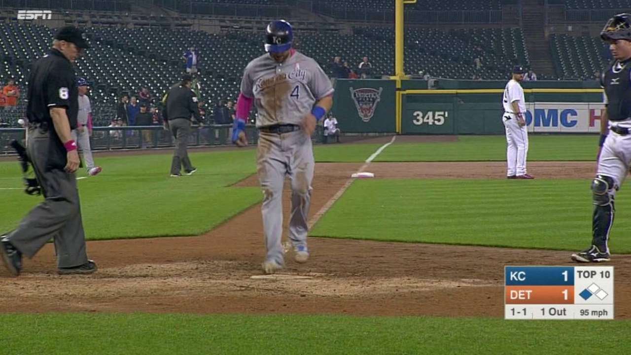 Tras espera, K.C. vence a Detroit en extrainnings