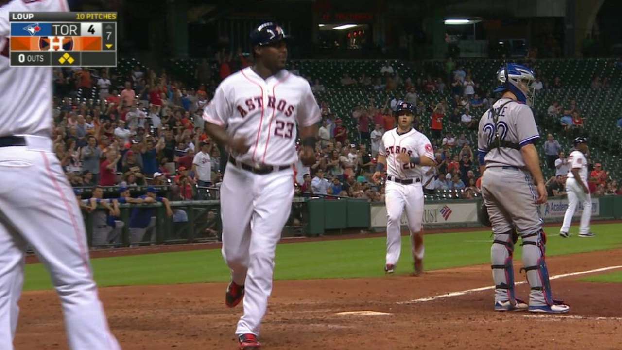 Astros remontan en el séptimo y vencen a Toronto