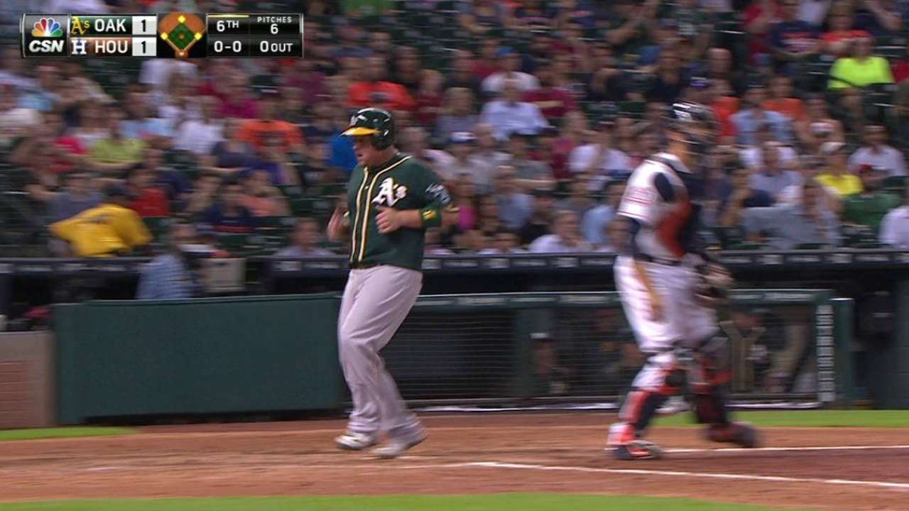 Hit de Lawrie ayuda a los Atléticos a salir del bache