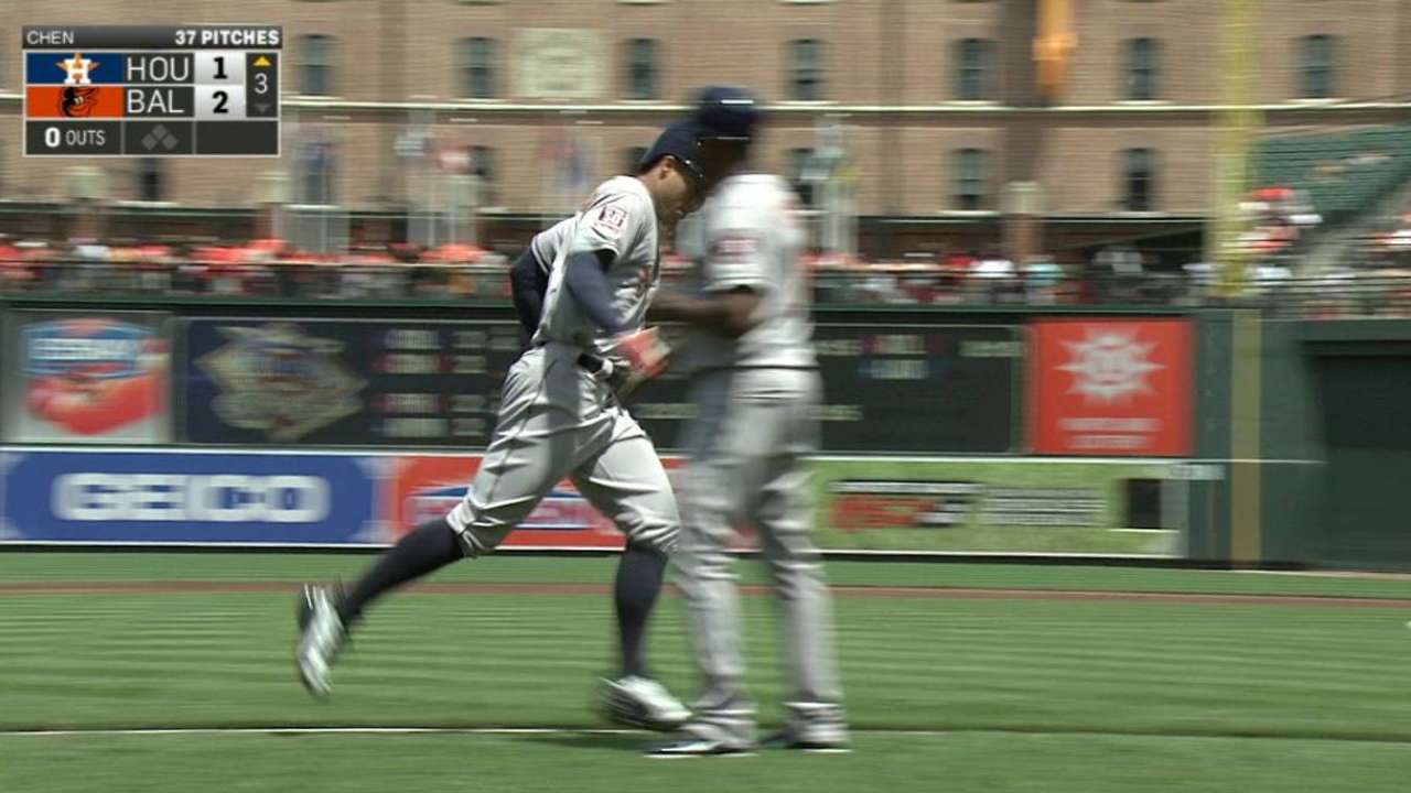 Orioles le propinan a Keuchel primera derrota del año
