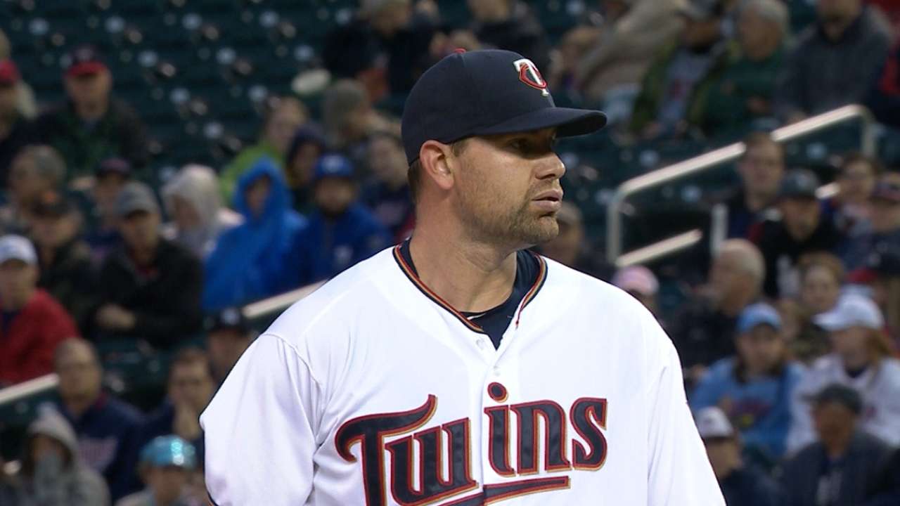 Twins edge Red Sox on Pelfrey's strong start