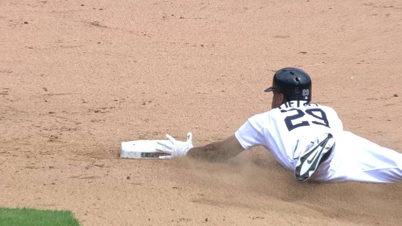 Brewers claim Fields off waivers for OF depth