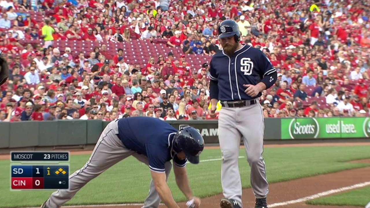 Alonso draws bases-loaded walk