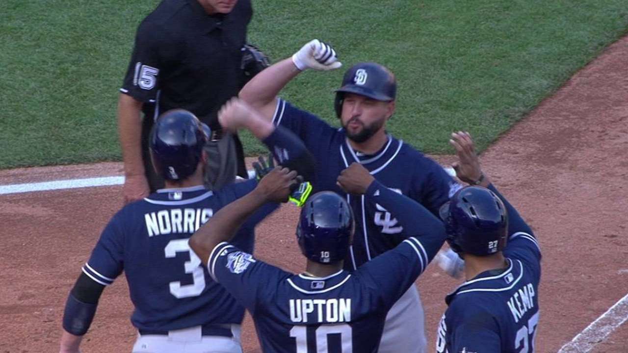 Con grand slam de Alonso Padres vencen a Rojos