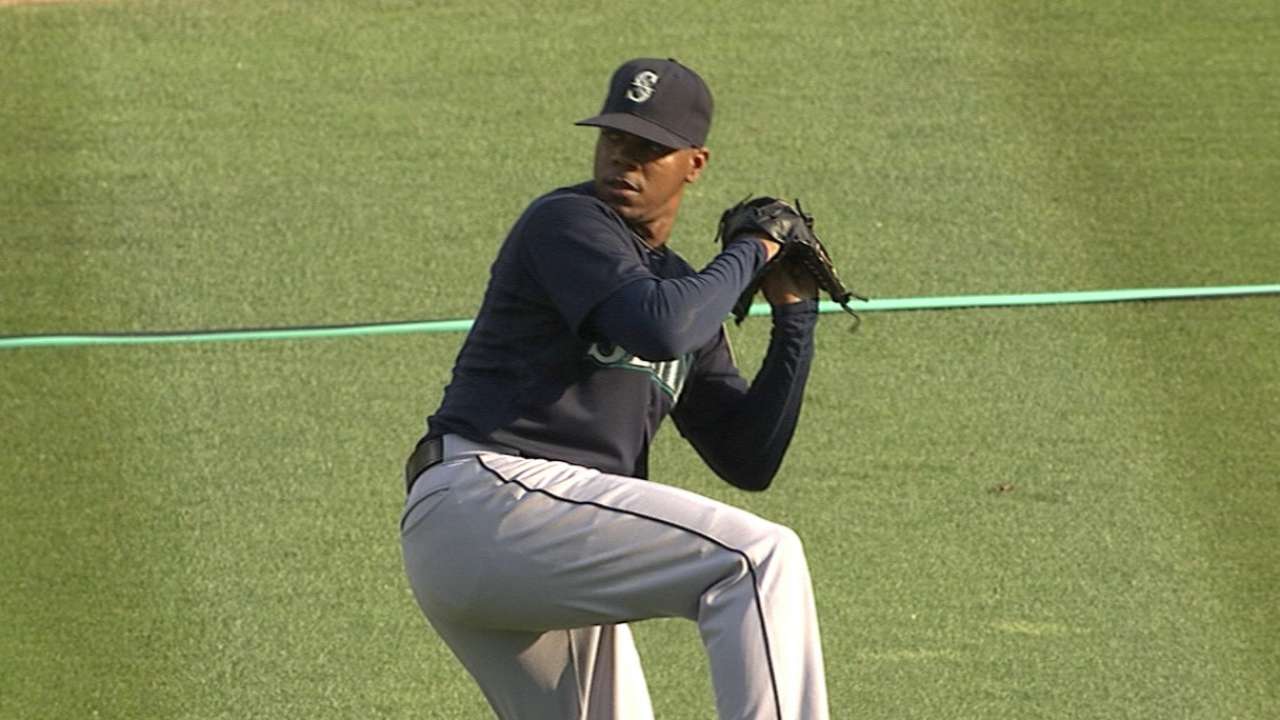 Mariners defeat Indians, lose Cruz to injury