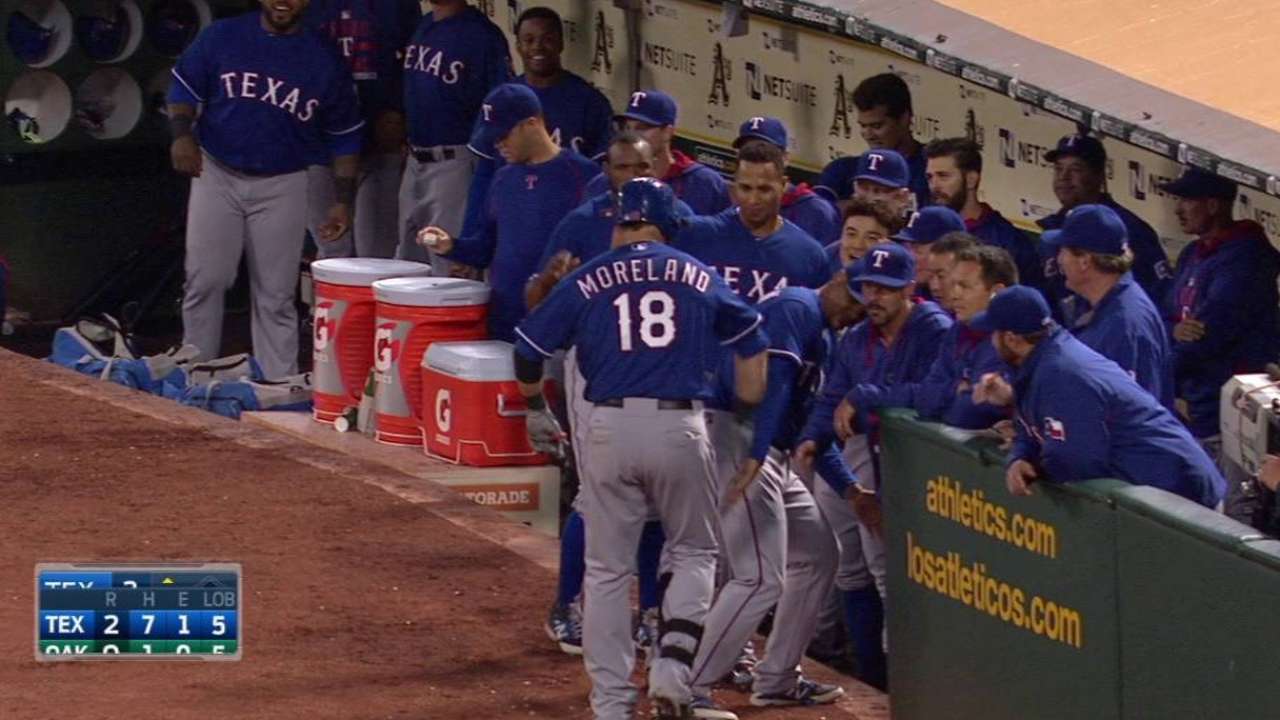 Martínez luce en la loma y Texas doblega a Oakland