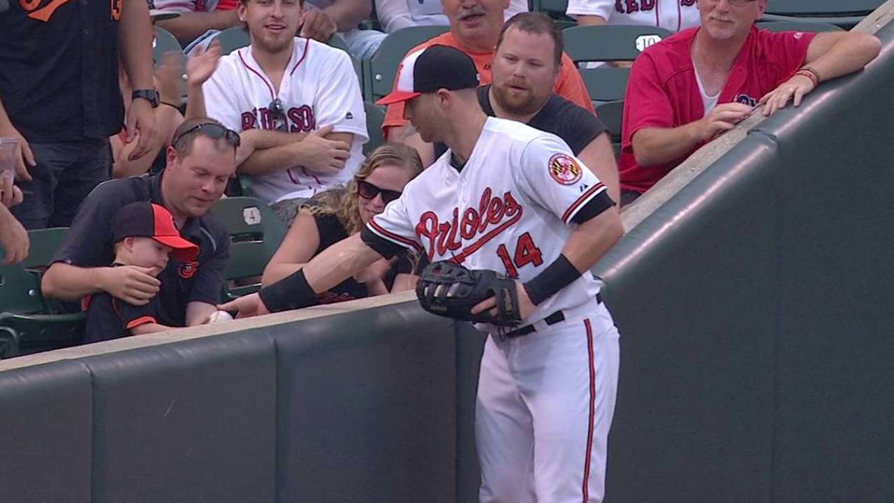 Reimold gives souvenir to fan