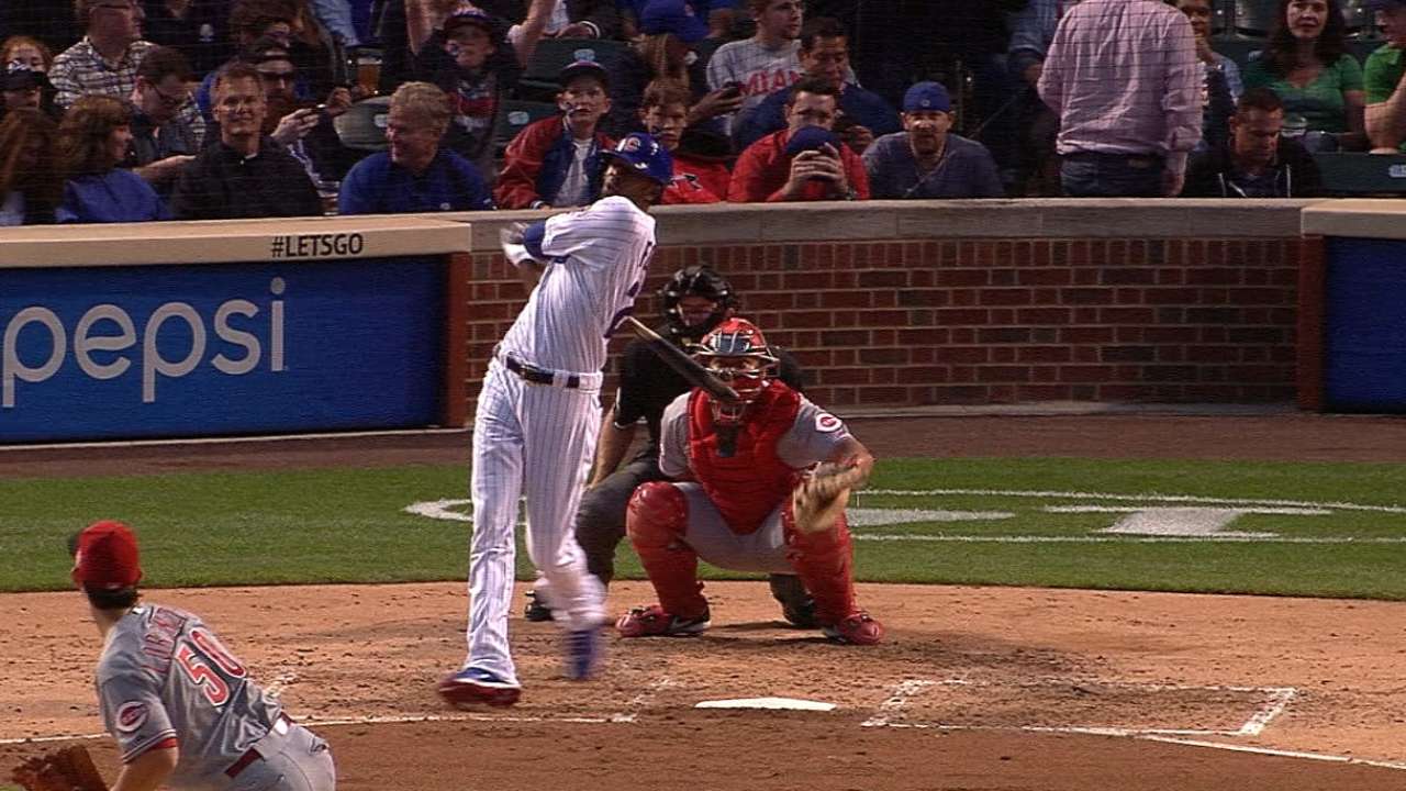 Fowler homers to right