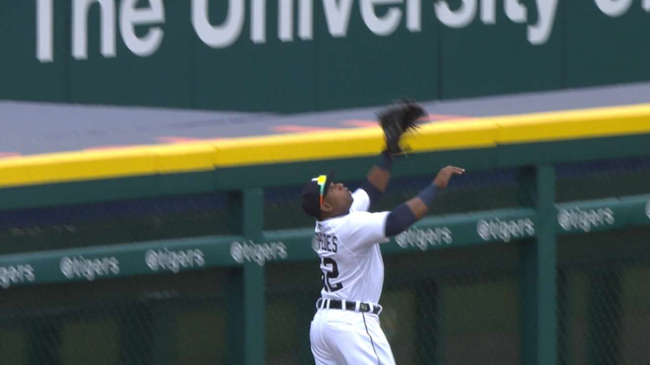 Yoenis turns in defensive gem with HR robbery