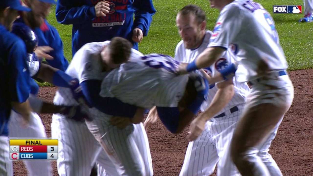 Cubs wait out rain for walk-off win over Reds
