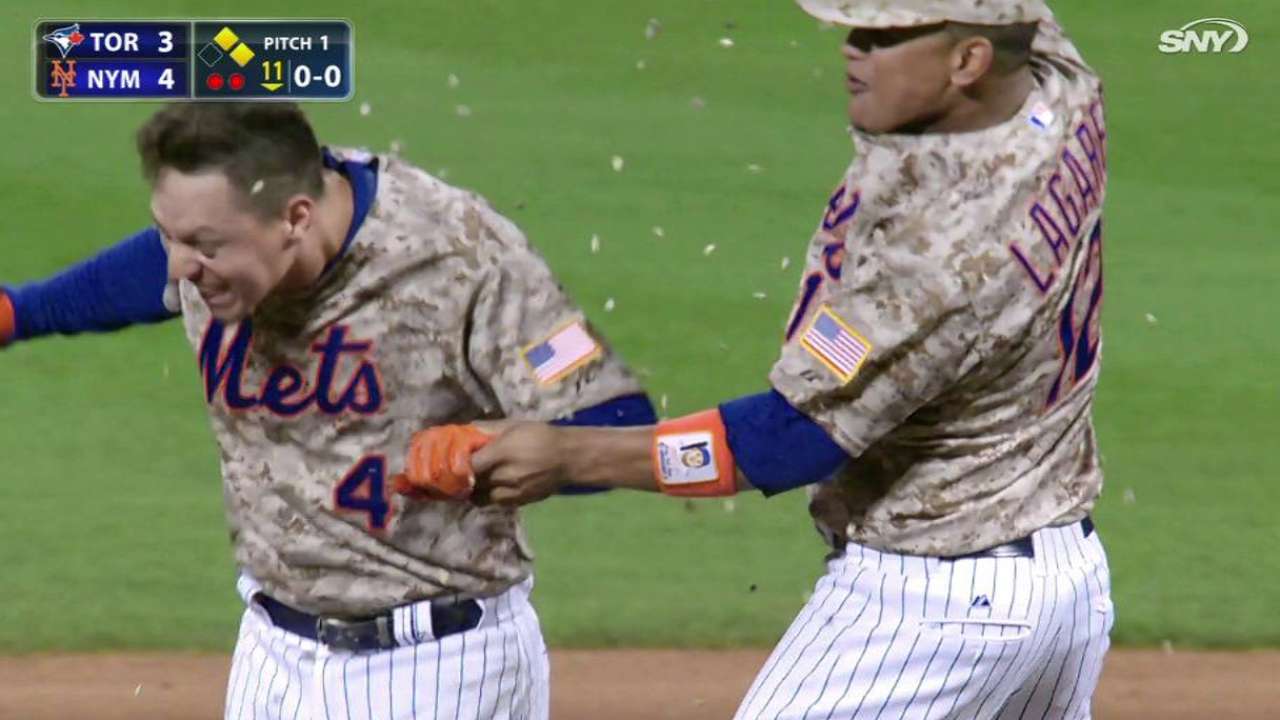Wilmer Flores define triunfo de Mets en 11mo. inning