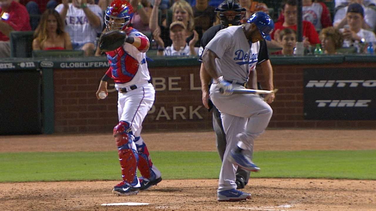 Yasiel Puig rompe bate a la mitad sobre su rodilla
