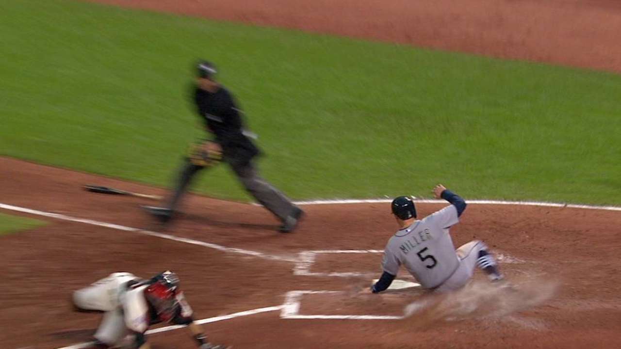 Walker keeps Giants scuffling at home