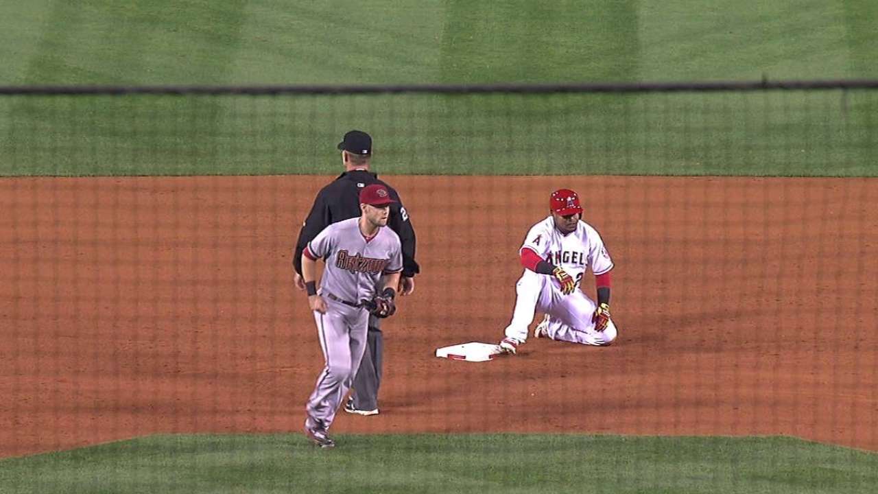 Pennington throws out Aybar