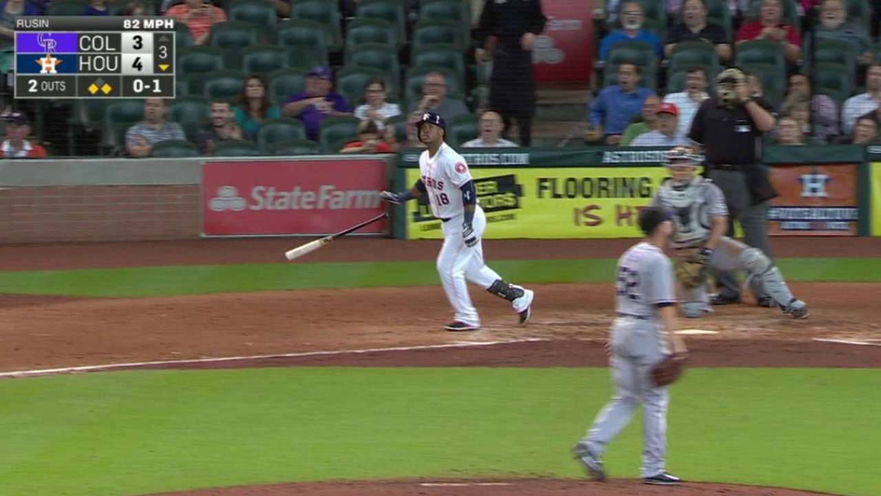 Astros doblegan a Rockies con dos HR de Valbuena