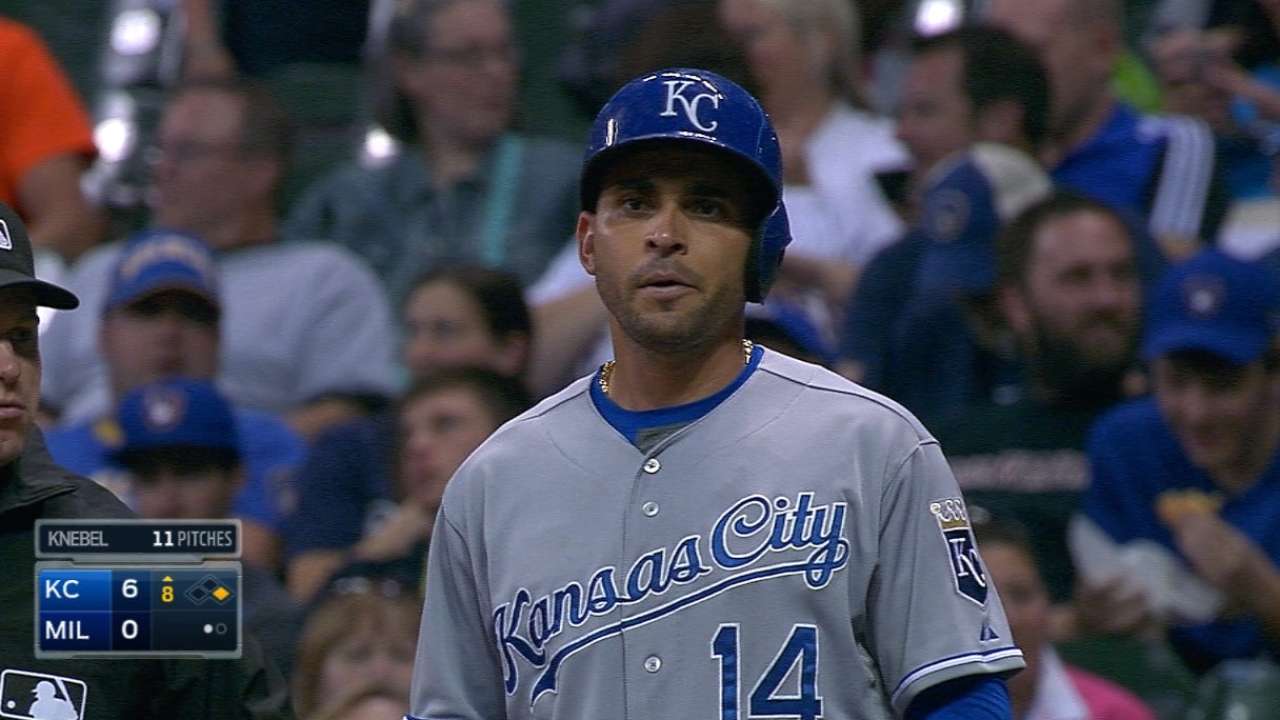 Infante starts to connect in wins over Brewers