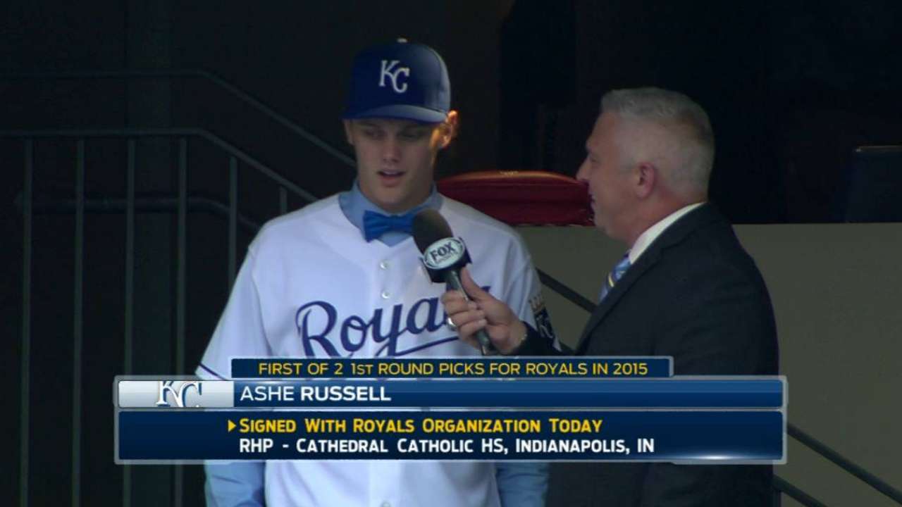 Russell signs, officially joins Royals