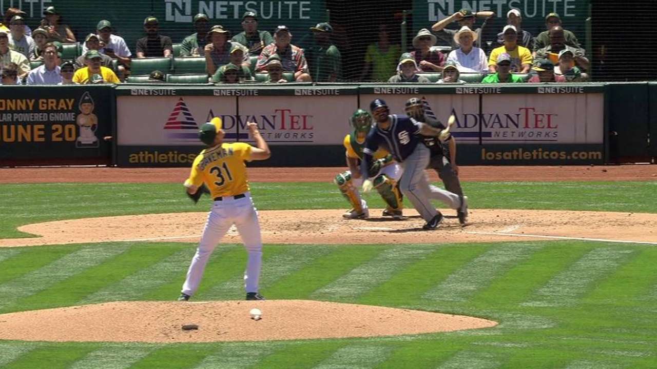 Kemp's solo homer